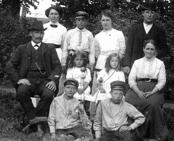 Hanna och Lars med familj ca 1910